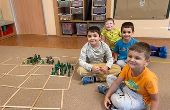 Stavby lesa z různých stavebnic u Berušek a Včelek